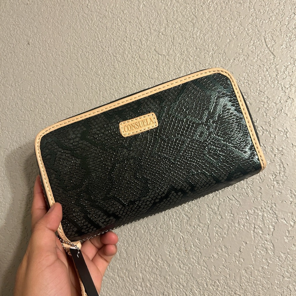 Consuela Wallet